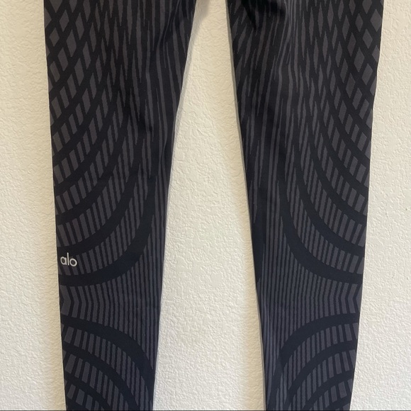 ALO YOGA Airbrush Engineered Print Leggings Size S - Picture 7 of 9